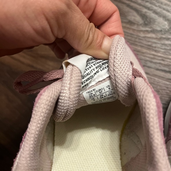 ASICS - Picture 4 of 5